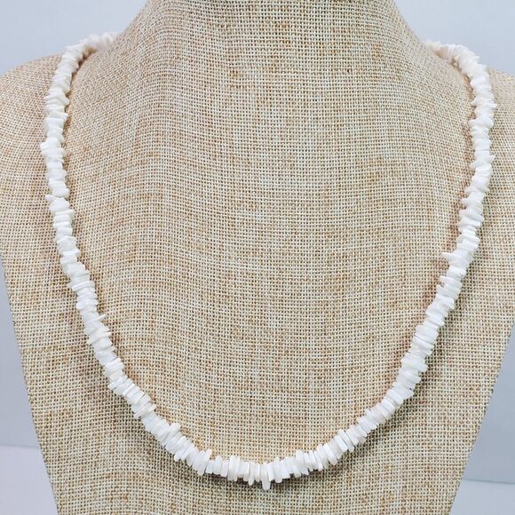 Vintage Shell Chip Beaded Necklace Barrel Clasp 24 Inch Long White - Picture 1 of 4